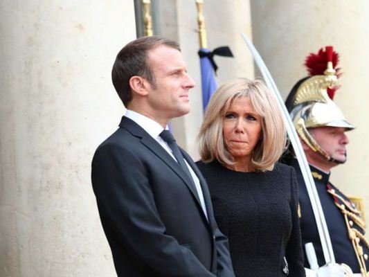 Mbi 30 protestues tentojnë të qëllojnë Macron-in dhe të shoqen në teatër