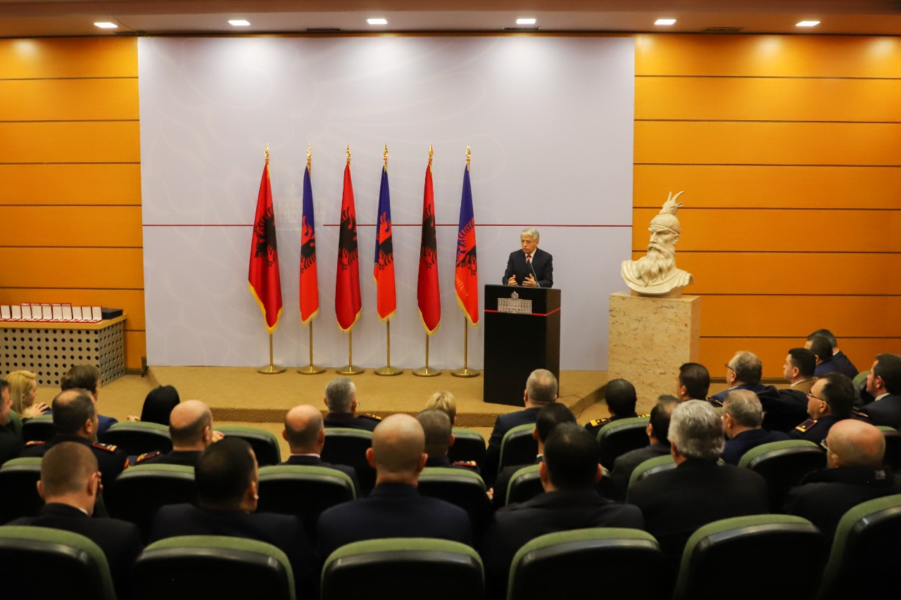 Tërmeti/ Lleshaj dekoron 19 punonjës policie me “Medalje Nderi”