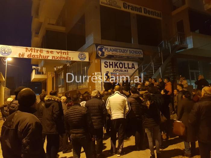 Banorët e një pallati shumëkatësh në Durrës nuk lejojnë firmën ndërtuese të bëjë riparimet, i tremben faktit se… (FOTO & VIDEO)