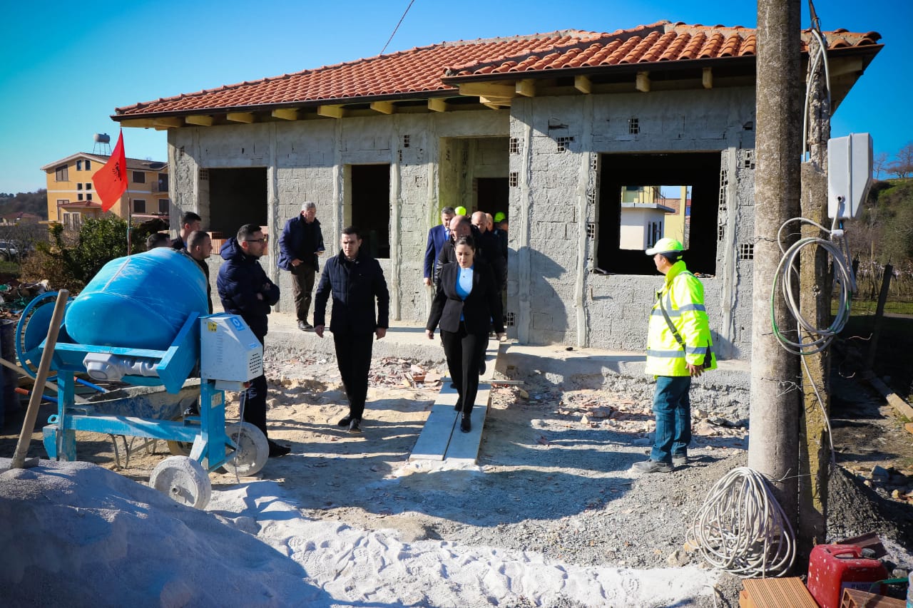 Ministrja Xhaçka inspekton punimet për rindërtimin e shtëpive në Durrës, të dëmtuara nga tërmeti i 21 shtatorit