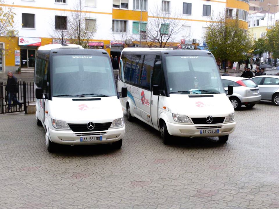 Denoncimi: Dy vjet “ping pong” në dyert e bashkisë së Durrësit, kush duhet të ma japë licencën e autobusit?!