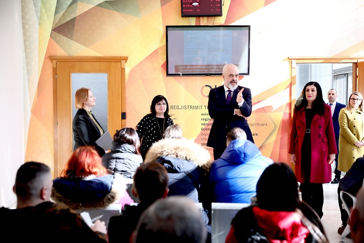Rama në Qendrën Kombëtare të Biznesit: Nga sot nuk ka më dosje me vete me dokumente shtetërore, aplikimi online