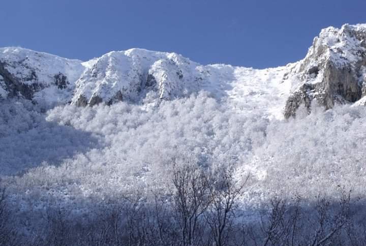 Reshjet e dëborës zbardhin Malin e Tomorrit dhe Skraparin