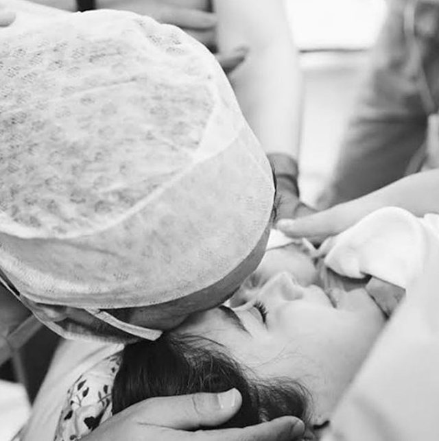 Aktorja turke nuk lë paparacët të fotografojnë djalin: Ma marrin mësysh