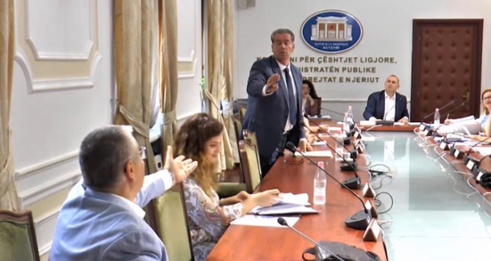 Deputeti ndihet i fyer dhe braktis Komisionin e Ligjeve: Mos qeshni me mua!