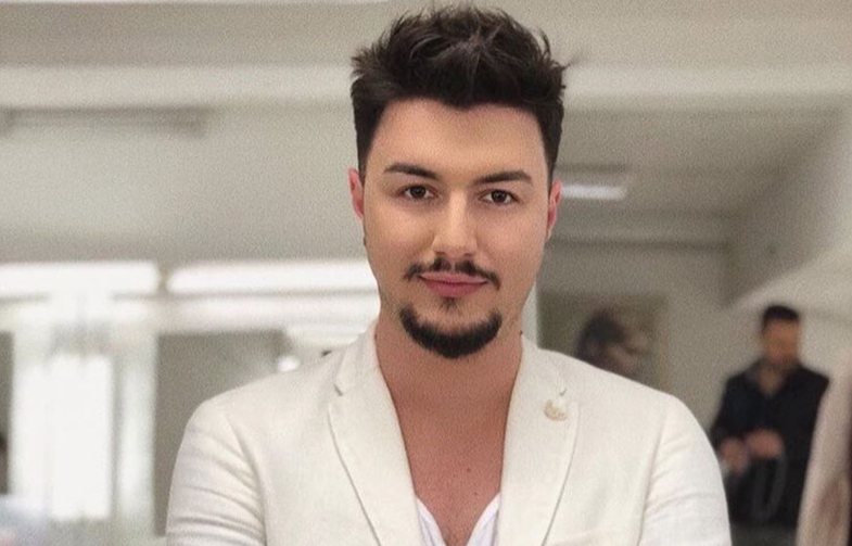 Kelvi Kadilli: Kam punuar shitës rrobash në dyqan dhe në call center para se të bëhesha i famshëm