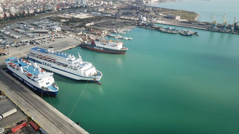 Rinisin normalisht lundrimet e trageteve nga Porti i Durrësit drejt Italisë