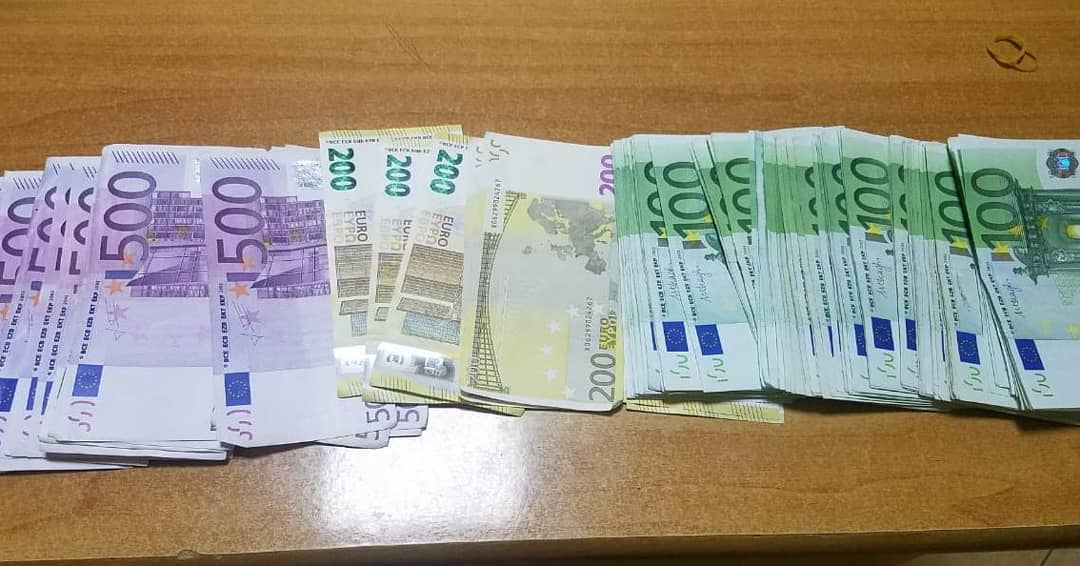 I riu nga Durrësi kapet me 20 mijë euro të padeklaruara në çantën e shpinës