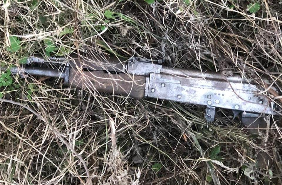 Qëlluan me kallashnikov në ajër, e pësojnë keq adoleshentët