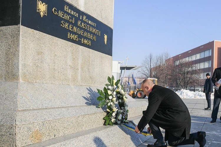 Haradinaj përkujton Skënderbeun: Lum shqiptarët që e kishin