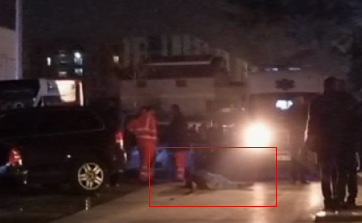 Pamje të rënda/ Viktima e atentatit, i shtrirë në mes të rrugës pas të shtënave