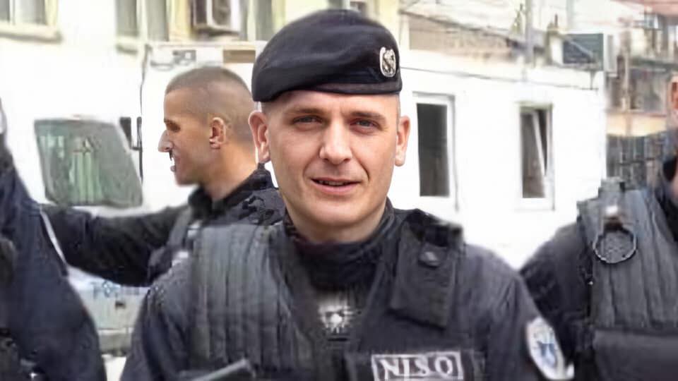 Presidenti Thaçi i jep urdhrin “Hero i Kosovës” policit të vrarë