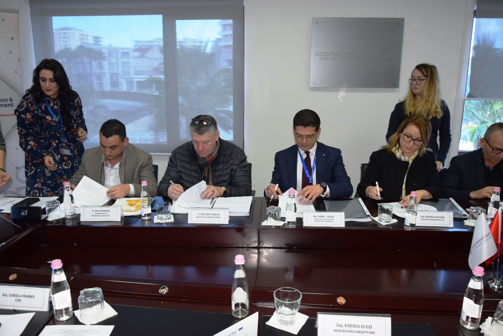 Durrës, projekti PoWER, nënshkruhet marrëveshja e bashkëpunimit mes bashkisë, APD, Hekurudhës, UAMD dhe CDI (FOTO)