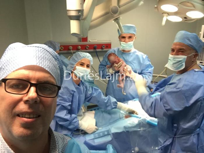 FOTO/ Foshnja e parë në Durrës lind në dy minutat e para të 2020-s