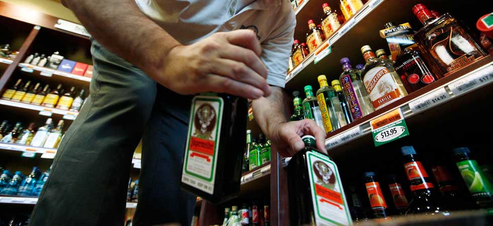 I riu shkon në supermarketin e Durrësit për të vjedhur alkool