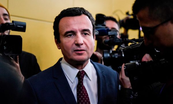 Këshilltarja e Haradinajt ironizon Kurtin: Po bën spektakle fëmijënore politike