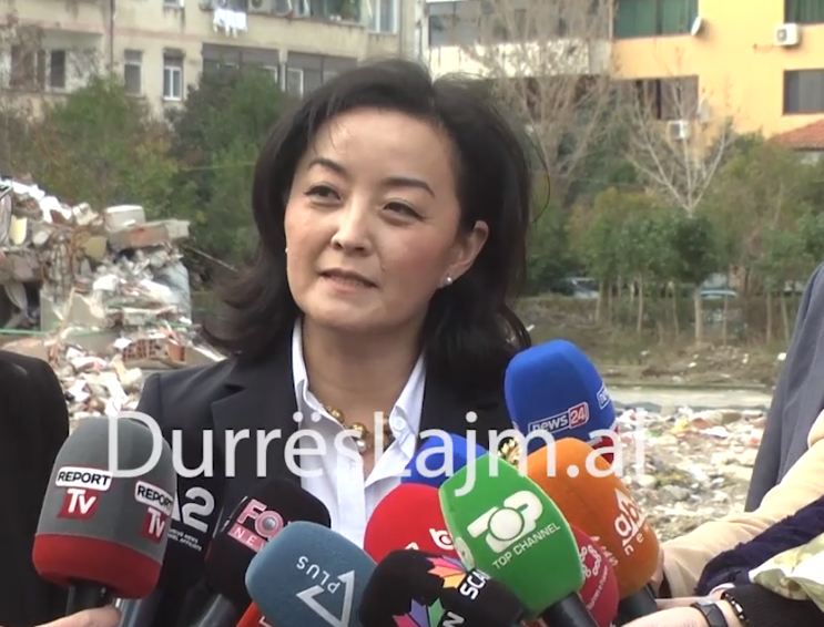 “U preka shumë”, ambasadorja e SHBA viziton Durrësin: Doja të shihja nga afër dëmet e tërmetit (VIDEO)