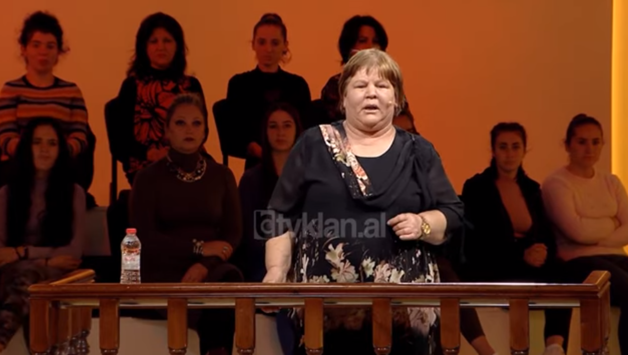 Gruaja rrëfen dhunën e burrit ish-polic: Na rreshtonte e na drejtonte armën bashkë me fëmijët