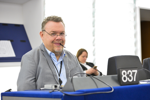 Reporteri për Shqipërinë në grupin PPE në Parlamentin Europian paralajmëron qeverinë: Miratimi i ligjeve për median rrezikon negociatat