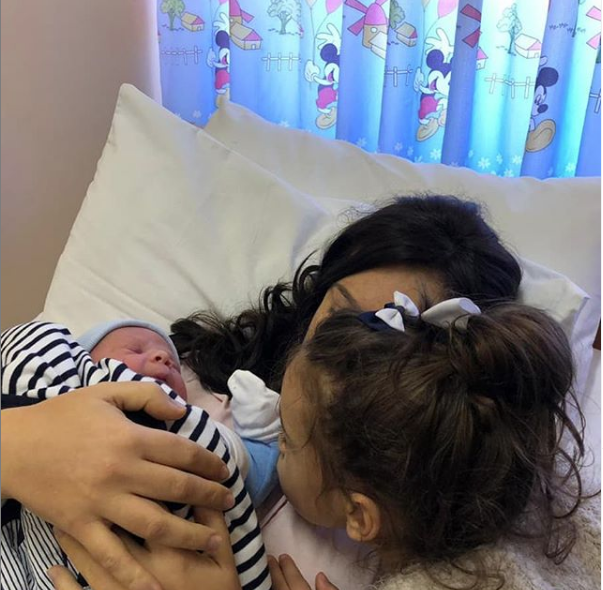 Elisa Spiropali rikthehet në Parlament 10 ditë pas lindjes së djalit (FOTO)