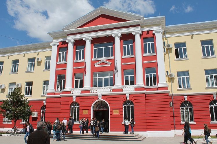 Sherr me armë të ftohta mes të rinjve pranë Filologjikut, plagosen dy persona