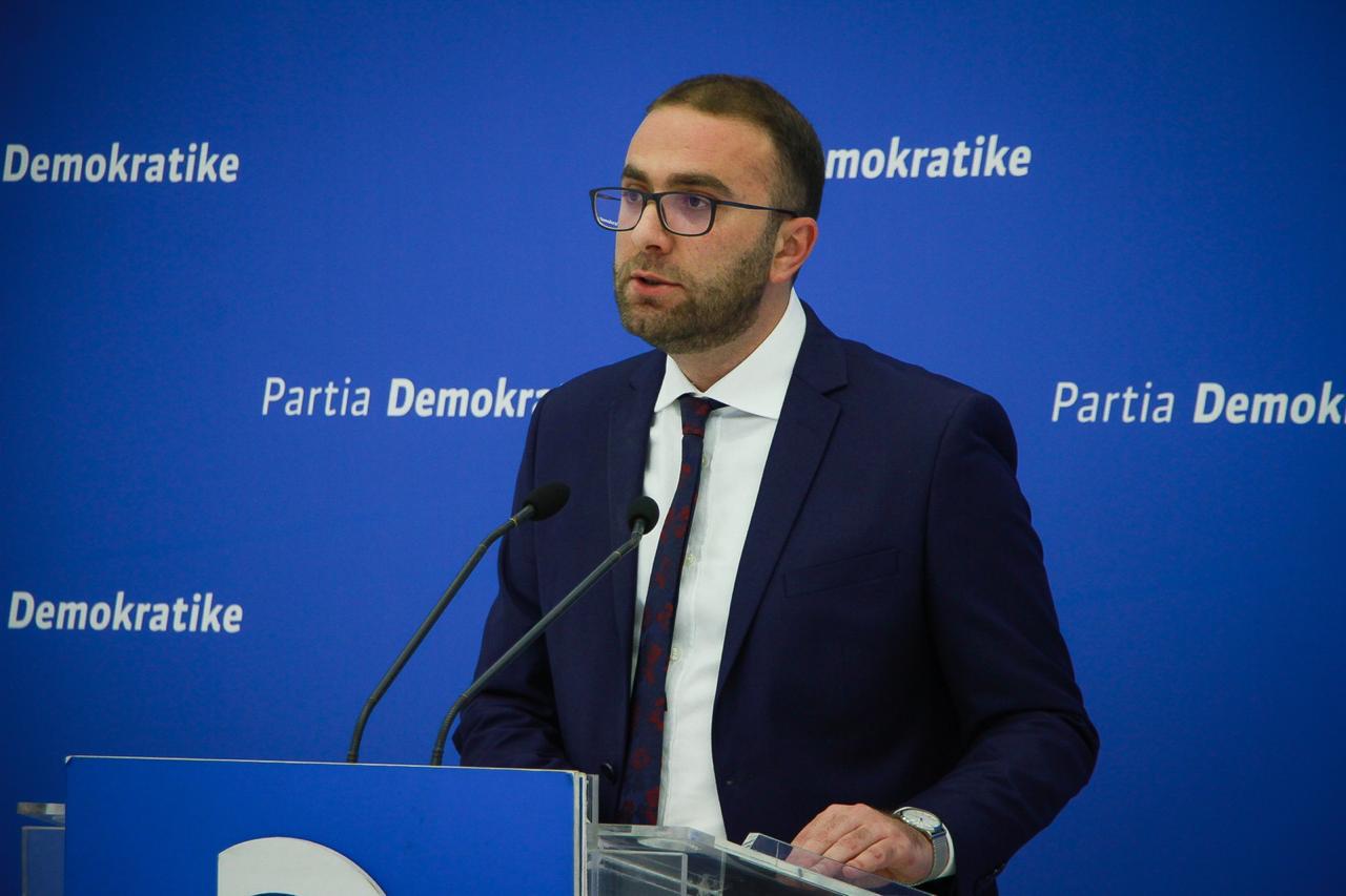 Gruaja e ish-kryebashkiakut në arrati fitoi tenderin, Bardhi: Rasti më flagrant i plaçkitjes së buxhetit nën mbrojtjen e Ramës