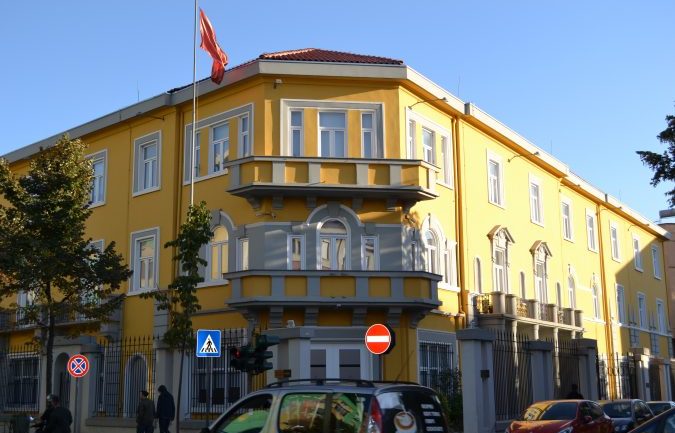 Ministria e Arsimit rrëfen arsyen pse mbylli shkollën iraniane në Tiranë