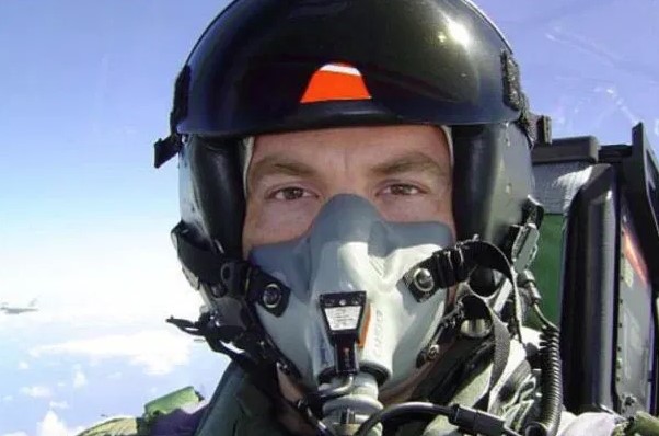 Piloti i marinës që filmoi takimin me UFO-t thyen heshtjen pas 15 vitesh