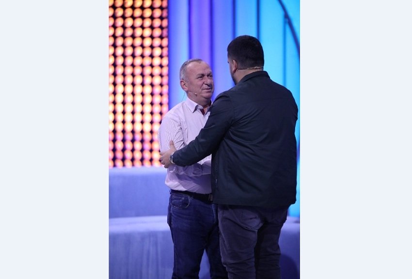 Humbi 2 nipërit në Durrës nga tërmeti, xhaxhai bën falenderimin prekës për këngëtarin e njohur