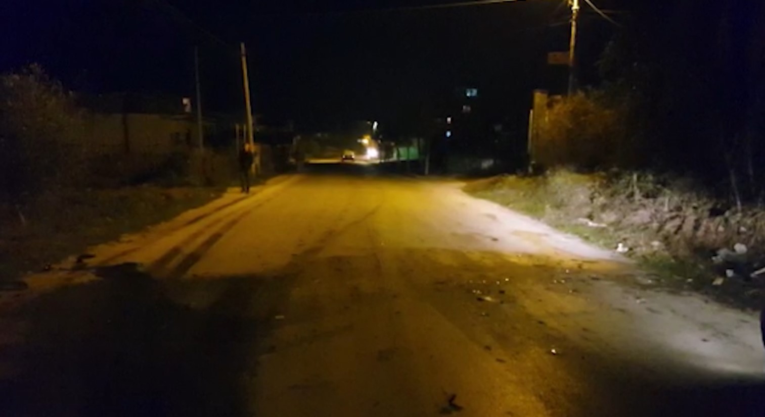 “BMW”-ja përplaset me shtyllën, shoferi arratiset, largon dhe makinën me karroatrec