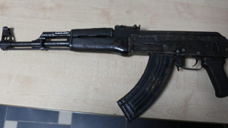 Kërcënonte gruan me kallash, arrestohet