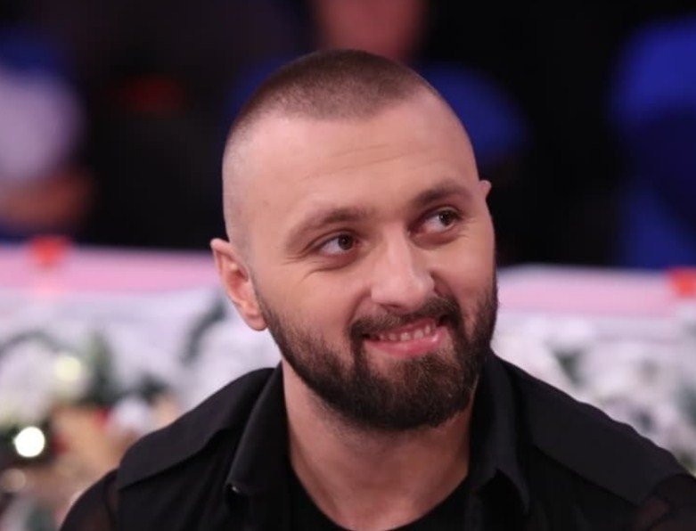 Majk zgjedh të martohet me këtë këngëtare: Mbiemrin e ka gati