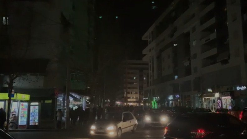 Rikthehet frika nga tërmeti, njerëzit derdhen në rrugë në Durrës (VIDEO)