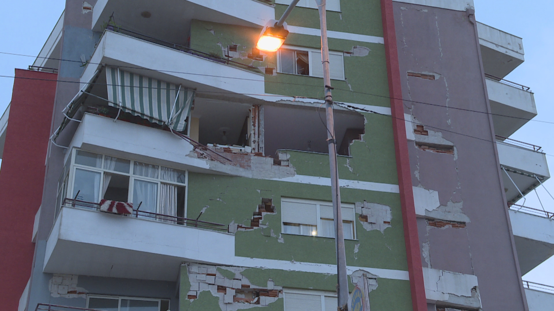 Dëmet nga tërmeti i 26 nëntorit/ Aktivistë nga Japonia, Kina e Tajlanda në Durrës e Shijak