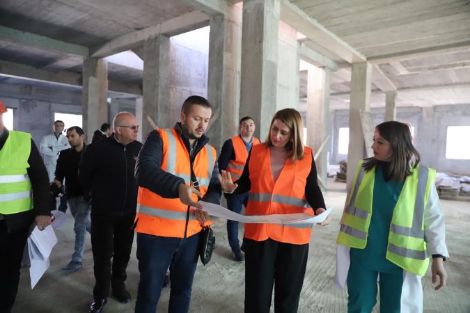 Manastirliu inspekton punimet në maternitetin ri të Beratit: Ndërtojmë dhe rehabilitojmë 4 maternitete