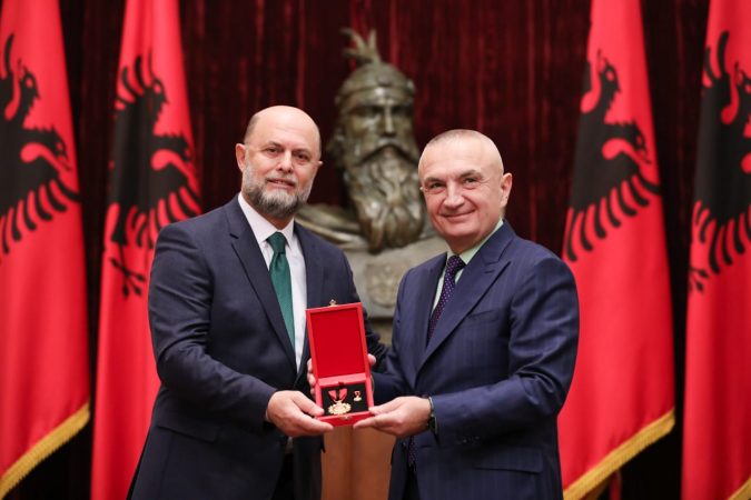 “Mjeshtër i Madh” për aktorin Petrit Malaj, Meta: Kontributi i tij është real dhe i prekshëm