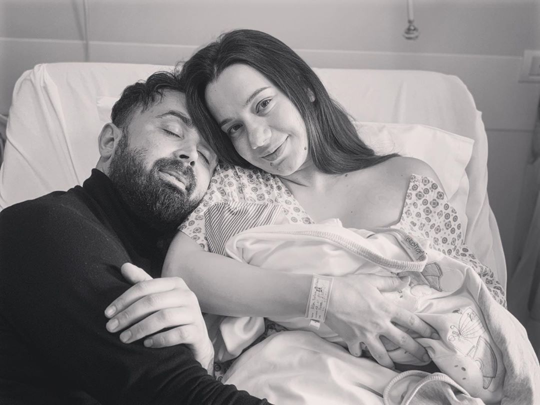 Fatma dhe Alfio bëhen prindër për herë të parë, zbulojnë emrin e vogëlushit