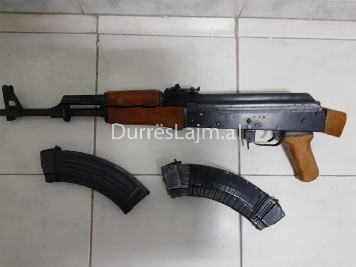 Hyn me kallashnikov në një lokal në Durrës, policia neutralizon 33-vjeçarin me precedentë