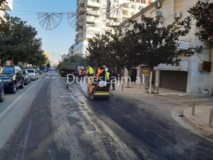 Përfundojnë punimet e UKD-së, nis asfaltimi i rrugës “Aleksandër Goga” (FOTO)