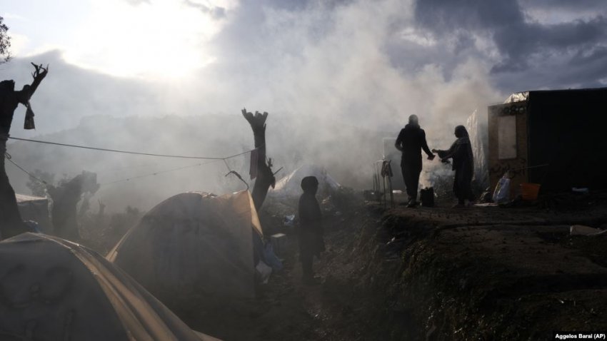 Greqia planifikon vendosjen e barrierës në det për migrantët