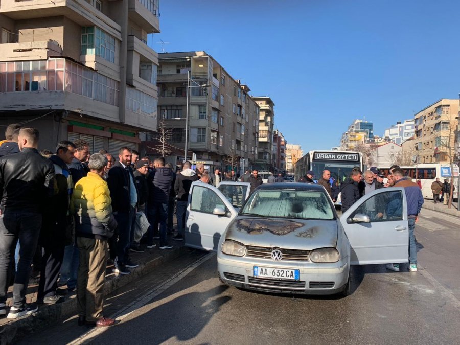 Makina digjet në ecje e sipër, shpëton për mrekulli çifti me fëmijën 7 vjeç