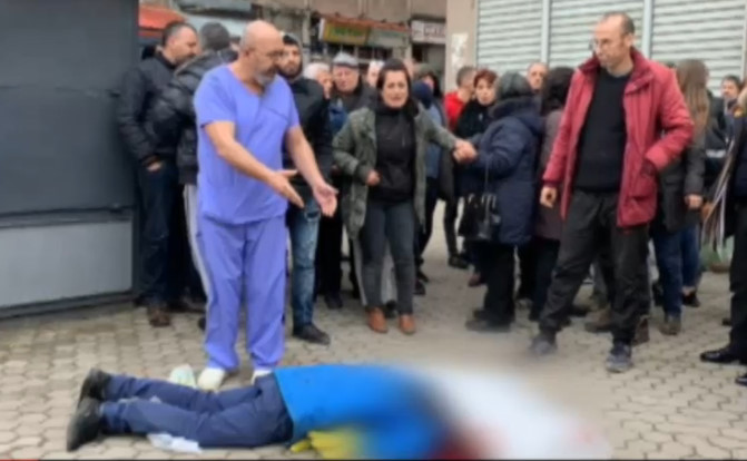 EMRI/ Makabre, një person i vrarë me sëpatë në mes të rrugës