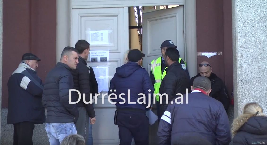 “Vij në bashki me lekë borxh, do vetëflijohem”, banorët e Durrësit sorollaten ende për bonusin e qirasë  (VIDEO)