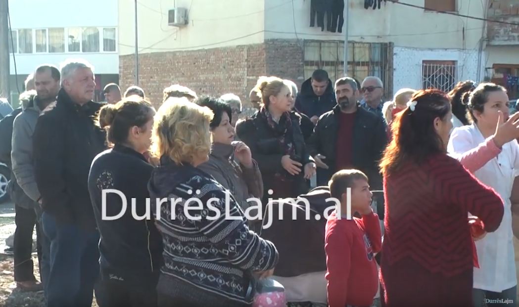 Çudira në Durrës/ Pallati u shemb me eksploziv, banorët në protestë: Në Bashki rezulton i banueshëm (VIDEO)