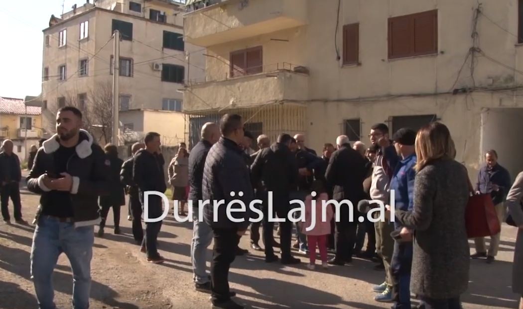 “Pallatet nuk janë kontrolluar si duhet”, banorët e Sukthit në protestë: Ku t’i çojmë kalamajtë?! (VIDEO)