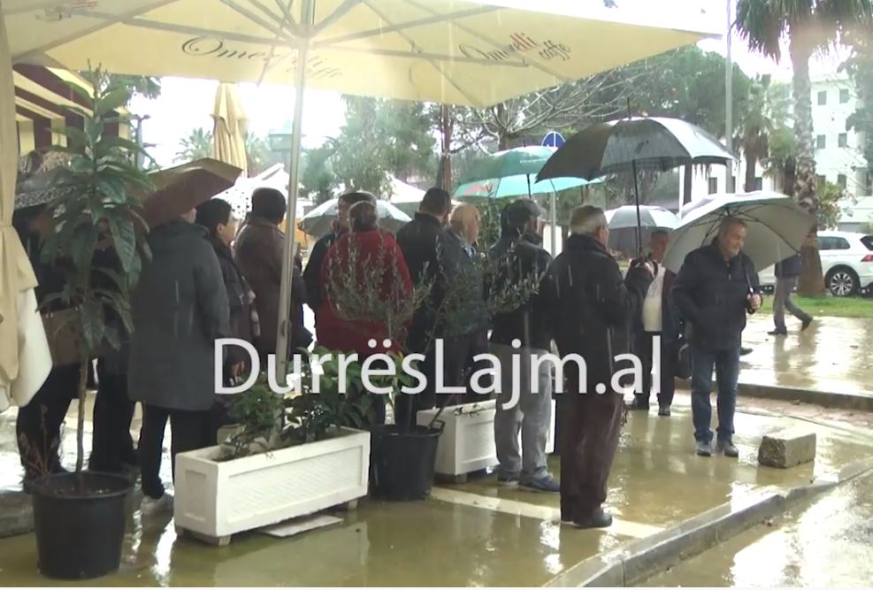 Banorët e plazhit në Durrës në mes të katër rrugëve, të pastrehë e të pashpresë (VIDEO)