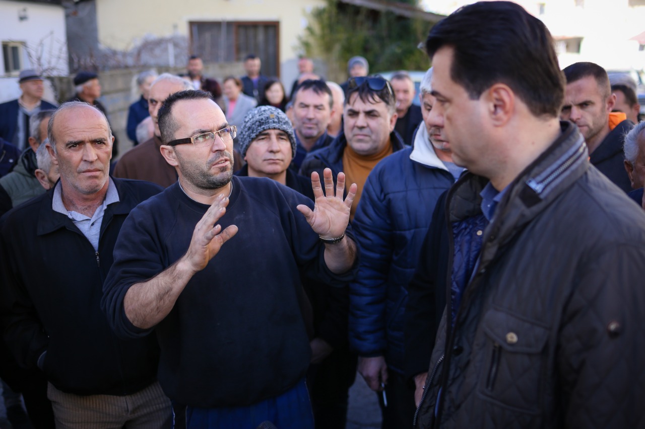 “Njerëzit po kthehen në shtëpitë e dëmtuara”, Basha në Sukth: Me 10 mln € e oligarkëve, sistemohen të gjithë familjet