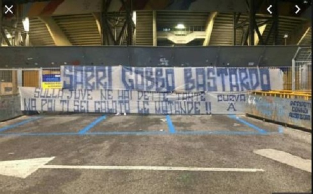 “Bastard juventin, i ule mbathjet edhe ti”, Napoli i tejmbushur me banderola anti-Sarri