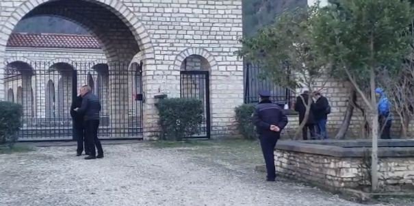 Hidhet granatë në varrezat greke, lajmi pushton mediet fqinje