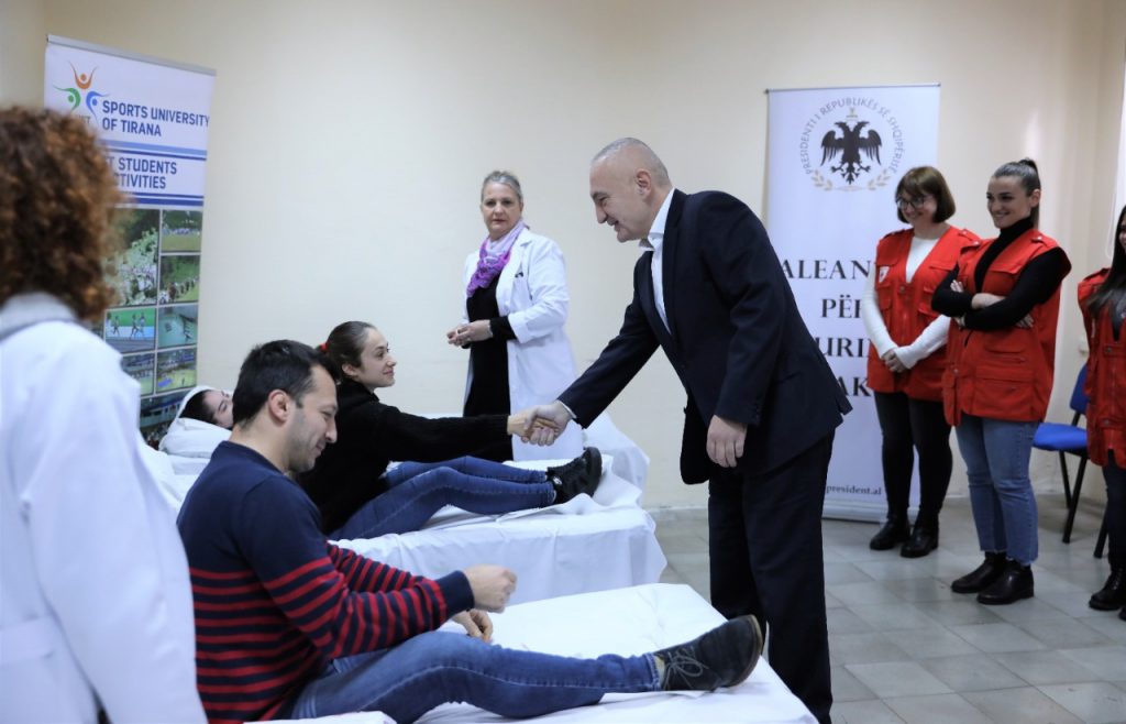 Presidenti Meta me studentët e Universitetit të Sporteve: Të nxisim vullnetarizmin në kauzën e dhurimit të gjakut